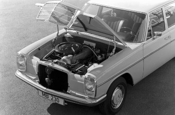 Der Motorraum des Mercedes-Benz 230 aus den Jahren 1967 - 1973