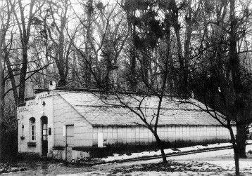 So sah die Gottlieb-Daimler-Gedächtnisstätte im Jahre 1939 aus. Deutlich erkennt man noch das Glashaus, das später abgerissen wurde. Im Jahr 1984 wurde das Gartenhaus restauriert und der Öffentlichkeit zugänglich gemacht.