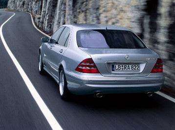 In 1997 AMG presents the newly developed 5.5 litre, eight-cylinder engine with 260 kW/ 354 hp, three-valve technology and twin ignition. Initially the M 113 provides superb drive in the E 55 AMG, but within a short while the engine – with slightly altered performance parameters – also powers other AMG high-performance vehicles, such as the ML 55 AMG, SL 55 AMG, S 55 AMG, CL 55 AMG and the G 55 AMG. With 255 kW/347 hp and 510 Newton-meter of torque it even provides unparalleled dynamic handling at the highest level for the compact models C 55 AMG, CLK 55 AMG coupe and cabriolet as well as the SLK 55 AMG.