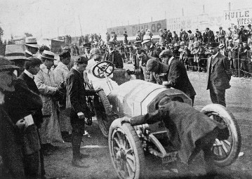 Ardennes race, according to Grand Prix Formula (600 km), July 27, 1907. The winner Baron Pierre de Caters (start number 12) is seen here with a 130-hp Mercedes racing car.