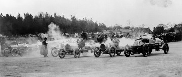 Osterrennen auf der Brooklandsbahn, 17.04.1911. Startszene der Rennwagen. Rennfahrer C.L.E. Geach mit einem 80-PS Mercedes-Rennwagen. Sieger im Rennen über 10,5-Meilen.