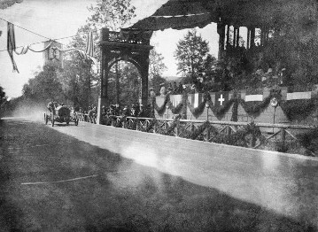 V. Gordon-Bennett-Rennen im Taunus, 17.06.1904. Camille Jenatzy (Startnummer 1) mit einem 90 PS Mercedes-Rennwagen. Jenatzy belegte den 2. Platz im Rennen.