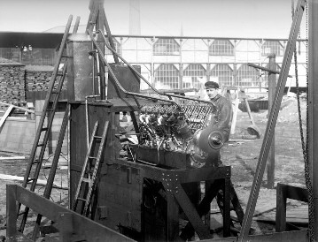 Benz DV aeroengine with 250 hp on an engine test stand in Mannheim, 1914/15