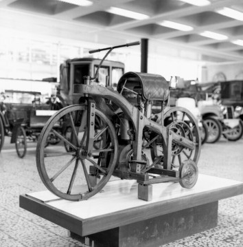 Daimler-Reitwagen, 1885. Das erste Motorrad der Welt