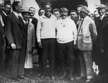 Semmering-Rennen, 14. September 1924. In der ersten Reihe in heller Bekleidung von links: Christian Werner, Otto Salzer und Ferdinand Porsche (im Anzug).