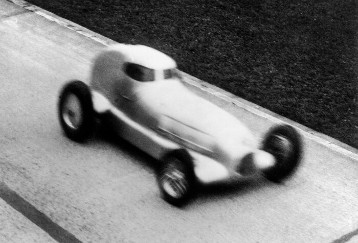 Rekordfahrt auf der Avus in Berlin, 10.12.1934. Rudolf Caracciola auf Mercedes-Benz Rekordwagen W 25 ("Rennlimousine") in voller Fahrt.