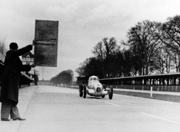 Rekordfahrt auf der Avus in Berlin, 10.12.1934. Rudolf Caracciola auf Mercedes-Benz Rekordwagen W 25 ("Rennlimousine").