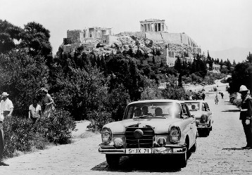 10th International Acropolis Rally on May 23-27, 1962. Winning team in the overall standings: Eugen Böhringer / Peter Lang (start number 31) with a Mercedes-Benz 220 SEb touring car.