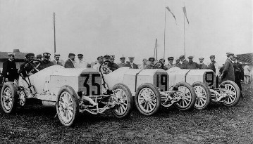 Großer Preis von Frankreich auf dem Rundkurs bei Dieppe, 07.07.1908. Mercedes 140 PS Grand-Prix-Rennwagen. Mercedes-Mannschaft an der Waage von links: Christian Lautenschlager (Startnummer 35), Otto Salzer (Startnummer 19) und Willy Pöge (Startnummer 2).