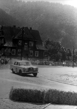 XXIII. Internationale Polen-Rallye vom 31. Juli und 4. August 1963. Gesamtsieger Dieter Glemser / Martin Braungart (Startnummer 72) mit einem Mercedes-Benz 220 SEb.