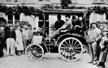 Ein Panhard & Levassor mit in Lizenz gefertigtem Daimler-Motor und elegantem Sonnendach auf der ersten Automobilwettfahrt zwischen Paris und Rouen am 22.07.1894.