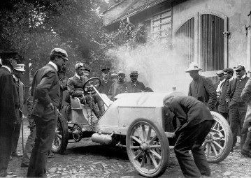 V. Gordon-Bennett-Rennen im Taunus, 17.06.1904. Baron Pierre de Caters (Startnummer 8) mit einem 90 PS Mercedes-Rennwagen. De Caters belegte den 3. Platz im Rennen.