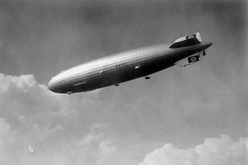LZ 129 "Hindenburg" airship in flight, fitted with four Daimler-Benz DB 602 16-cylinder prechamber diesel engines, 1936.