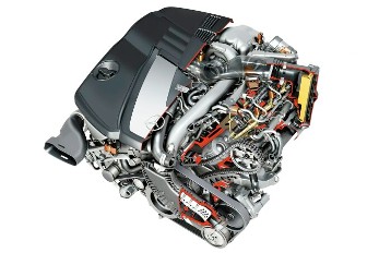 Der V6-Turbodieselmotor OM 642 mit 2.987 cm³, Schnittzeichnung. Zwischen 2005 und 2021 verfügbar in der Mercedes-Benz C-Klasse, Baureihen 203 und 204, CLK-Klasse, Baureihe 209, CLS-Klasse, Baureihen 219 und 218, E-Klasse, Baureihen 207, 211, 212, 213 und 238, G-Klasse, Baureihen 461 und 463, GL- und M-Klasse, Baureihen 164 und 166, GLC, Baureihe 253, GLE, Baureihen 166 und 292, GLK-Klasse, Baureihe 204, GLS, Baureihe 166, R-Klasse, Baureihe 251, S-Klasse, Baureihen 221 und 222, X-Klasse, Baureihe 470 und im Viano, Baureihe 639. Er leistet zwischen 135 kW/306 PS und 195 kW/265 PS und stellt bis zu 620 Newtonmeter Drehmoment bereit.