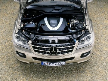 Mercedes-Benz ML 350 4MATIC, Baureihe 164, Version 2005, V6-Ottomotor M 272 KE 35, 3.498 cm³, 200 kW/272 PS, 7G-TRONIC. Blick in den Motorraum.