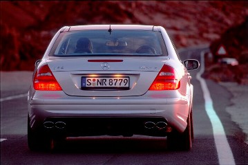 Mercedes-Benz E 55 AMG Saloon, model series 211, 2003 version. Supercharged V8 engine M 113 E 55 ML, 5439 cc, 350 kW/476 hp, 5-speed automatic transmission with AMG SPEEDSHIFT, brilliant silver metallic. AMG bodystyling front/rear and side, 18-inch AMG 5-twin-spoke light-alloy wheels painted in sterling silver, AMG sport suspension, AMG high-performance braking system and exhaust system with 2 chrome-plated twin tailpipes in AMG design. "V8 KOMPRESSOR" lettering on both front wings.