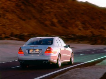 Mercedes-Benz E 55 AMG Limousine, Baureihe 211, Version 2003. V8-Kompressormotor M 113 E 55 ML, 5.439 cm³, 350 kW/476 PS, 5-Gang-Automatikgetriebe mit AMG SPEEDSHIFT, Brillantsilber Metallic. AMG Styling vorn/hinten und seitlich, 18-Zoll AMG Leichtmetallräder im 5-Doppelspeichen-Design, lackiert in Sterlingsilber, AMG Sportfahrwerk, AMG Hochleistungs-Bremsanlage und -Abgasanlage mit 2 verchromten Doppelendrohren im AMG Design. Schriftzug "V8 KOMPRESSOR" beidseitig vorne am Wagen.