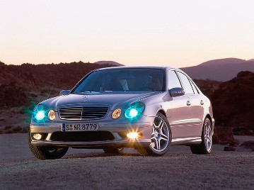 Mercedes-Benz E 55 AMG Saloon, model series 211, 2003 version. Supercharged V8 engine M 113 E 55 ML, 5439 cc, 350 kW/476 hp, 5-speed automatic transmission with AMG SPEEDSHIFT, brilliant silver metallic. AMG bodystyling front/rear and side, 18-inch AMG 5-twin-spoke light-alloy wheels painted in sterling silver, AMG sport suspension, AMG high-performance braking system and exhaust system with 2 chrome-plated twin tailpipes in AMG design. "V8 KOMPRESSOR" lettering on both front wings.