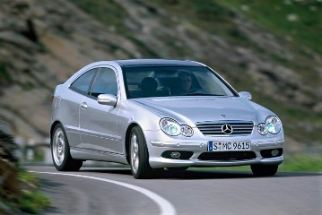 Mercedes-Benz C 30 CDI AMG Sportcoupé, Baureihe 203, 2003 - 2004, Reihenfünfzylinder-Dieselmotor OM 612 mit Common-Rail Direkteinspritzung, 2.950 cm³, 170 kW/231 PS, AMG SPEEDSHIFT Fünfgang-Automatikgetriebe. AMG Leichtmetallräder im 5-Doppelspeichen-Design, lackiert in Stirlingsilber, Panorama-Schiebedach (Sonderausstattung).