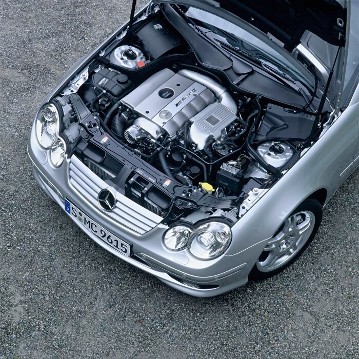 Mercedes-Benz C 30 CDI AMG Sportcoupé, Baureihe 203, 2003 - 2004. Reihenfünfzylinder-Dieselmotor OM 612 DE 30 LA mit Common-Rail Direkteinspritzung, 2.950 cm³, 170 kW/231 PS, AMG SPEEDSHIFT Fünfgang-Automatikgetriebe. Nach dem Prinzip "One man, one engine" erhält der AMG Motor nach Fertigstellung eine Plakette mit der Signatur jener Person, die für seine Montage komplett verantwortlich ist.