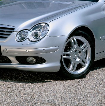 Mercedes-Benz C 30 CDI AMG Sports Coupé, model series 203, 2003 - 2004, in-line five-cylinder OM 612 diesel engine with common rail direct injection, 2950 cc, 170 kW/231 hp, AMG SPEEDSHIFT five-speed automatic transmission. AMG 5-twin-spoke light-alloy wheels, painted in sterling silver, panoramic sliding sunroof (special equipment).