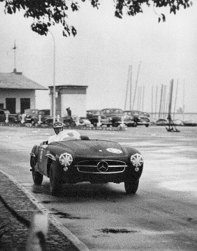 3. Großer Preis von Macao, November 1956
Sieger Douglas Steane (Startnummer 6) mit einerm Mercedes-Benz 190 SL Tourensportwagen.