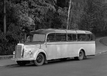 Der neue Haubenbus Mercedes-Benz O 3250 wird im Mai 1949 auf der Technischen Exportmesse in Hannover parallel zum neuen mittelschweren Lastwagen vorgestellt. Mit dem ruhig laufenden Sechszylinder-Dieselmotor, 90 PS/66 kW Leistung und 90 km/h Höchstgeschwindigkeit ist der komfortable Reisebus schnell der Star seiner Klasse. Dazu tragen auch der günstige Preis, der geringe Treibstoffverbrauch und die hohe Zuverlässigkeit entscheidend bei.