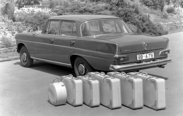 Mercedes-Benz 190 D 
mit geräumigem Kofferraum für großes Reisegepäck (6-teiliges Kofferset)
1961