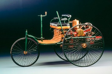 Am 29. Januar 1886 meldet Carl Benz seinen "Motorwagen für Gasmotorenbetrieb", den späteren "Benz Patent-Motorwagen", zum Patent an. Die Patentschrift DRP 37435 gilt heute als Geburtsurkunde des Automobils. Der Motor mit einem Hubraum von 954 cm³ leistet bei 400 U/min 0,75 PS/0,55 kW, ausreichend für eine Geschwindigkeit von bis zu 16 km/h.