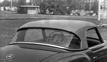 Mercedes-Benz 190 SL Roadster mit Coupédach mit vergrößertem Heckfenster aus dem Jahre 1959