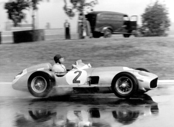 Großer Preis von Buenos Aires, 23.01.955. Juan Manuel Fangio (Startnummer 2) auf einem Mercedes-Benz Rennwagen W 196 R Monoposto mit 3-Liter-Motor in einem formelfreien Rennen, 