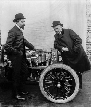 Direktor Fritz Hammesfahr mit Marius Barbarou im Gespräch vor dem Benz Parsifal-Rennwagen 1904