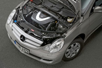 Mercedes-Benz R 350 4MATIC, model series 251, 2005, iridium silver metallic (775). View of the engine compartment: V6 petrol engine M 272, 3498 cc, 200 kW/272 hp. Standard equipment: 17-inch light-alloy wheels in 7-spoke design. Special equipment: PARKTRONIC (Code 220).