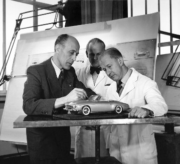Werk Sindelfingen
Karosserie-Chefkonstrukteur Walter Häcker bei einer Besprechung mit seinen Mitarbeitern am Modell 1:10 des MB 190 SL, März 1955.