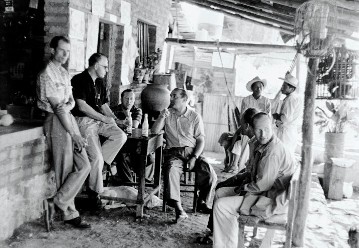 III. Carrera Panamericana Mexico, 1952. Fahrerbesprechung der Teams Hans Klenk/Karl Klink und Hermann Lang/Erwin Grupp, im Schatten.