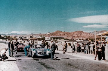 III. Carrera Panamericana Mexico, 1952. Das Siegerteam: Karl Kling und Hans Klenk auf  Mercedes-Benz 300 SL Rennsportwagen am Start.