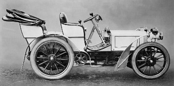 Daimler motor car, type Mercedes 35 hp, year of construction: 1901.
The first Mercedes: The engine of this 35 hp Daimler Mercedes of 1901 was equipped as standard with efficient low-voltage magneto ignition.