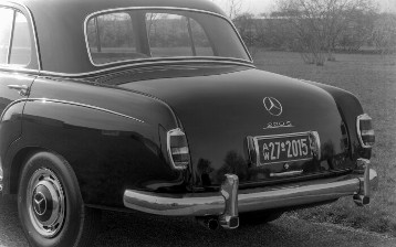Mercedes-Benz 220 S
"Ponton-Mercedes", 1956 - 1957
mit Kennzeichenleuchten der ersten Ausführung