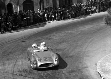 Mille Miglia (Brescia/Italien), 1. Mai 1955. Die späteren Sieger Stirling Moss/Denis Jenkinson auf Mercedes-Benz Rennsportwagen 300 SLR nach 303 km Fahrstrecke in Ravenna.