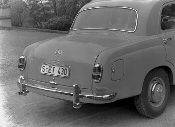 Mercedes-Benz 180 a
"Ponton-Mercedes"
Ausführung mit Drehfenstern an den Vordertüren und großen Raddeckeln.
1957