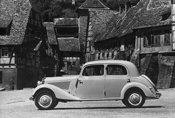 Schöne Silhouette vor heimeliger Kulisse: Mercedes-Benz 170 V der Baureihe W 136, von 1947 an gebaut.