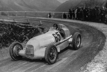 Internationales Klausenpaß-Rennen, 05.08.1934. Der Sieger Rudolf Caracciola (Startnummer 65) mit einem Mercedes-Benz 750-kg-Formelrennwagen W 25. Rekord, beste Zeit des Tages.