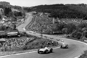 Belgian Grand Prix, Spa-Francorchamps, June 5, 1955. Shortly after the start, the subsequent winner Juan Manuel Fangio (start number 10) took the lead in a Mercedes-Benz W 196 R Monoposto.