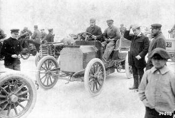 Nice Race Week, April 4-11, 1902. Nice-La Turbie hillclimb, April 7, 1902. E. T. Stead won this hillclimb in a record time in a Mercedes-Simplex 40 hp in the category for racing cars up to 1000 kg.
Standing aside of the car Henri Degrais.