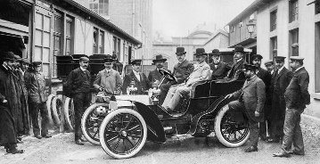 Mercedes Simplex car, 18-hp Tonneau version, built from 1902 to 1905. At the front passenger seat: Wilhelm Maybach. In the rear right of the vehicle: Adolf Daimler. Photograph taken at the Cannstatt factory of Daimler-Motoren-Gesellschaft, 1902