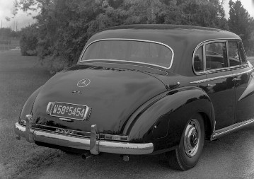 Mercedes-Benz 300 c Limousine, 1954-1955
deutlich erkennbar die vergrößerte Heckscheibe und der "AUTOMATIC" - Schriftzug