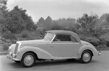 Mercedes-Benz Typ 220 Cabriolet A, Bauzeit 1951 bis 1955 (Ausführung mit gewölbter Frontscheibe).