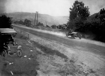VI. Gordon-Bennett-Rennen (Auvergne-Rundstrecke), 05.07.1905. Otto Hieronimus (Startnummer 11) mit einem 120 PS Mercedes-Rennwagen.