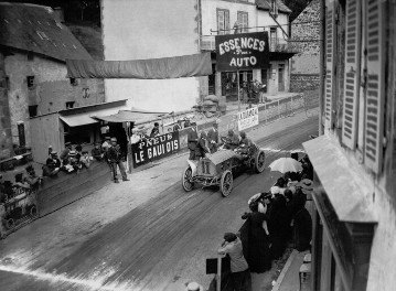 VI. Gordon-Bennett-Rennen (Auvergne-Rundstrecke), 05.07.1905. Otto Hieronimus (Startnummer 11) mit einem 120 PS Mercedes-Rennwagen in der Kontrolle von Rochefort.