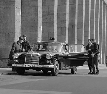Mercedes-Benz 200 D Taxi 
am Stuttgarter Hauptbahnhof aus dem Jahre 1965